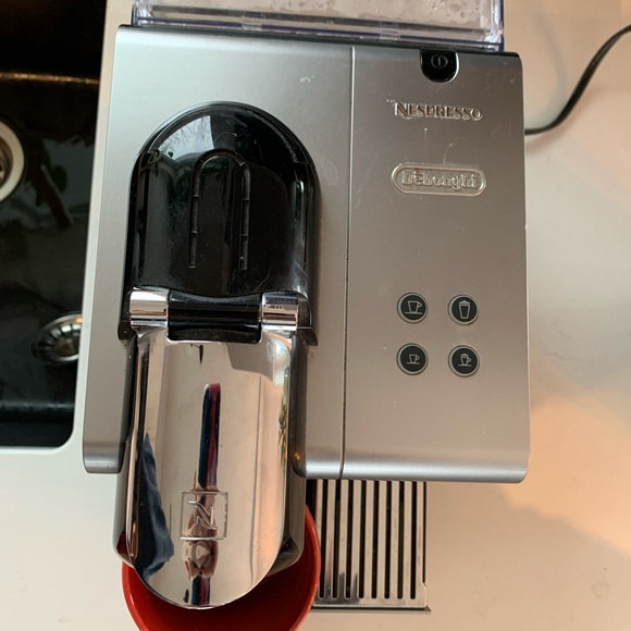 Nespresso Lattissima Coffee Machine by De’Longhi - Picture 3 of 6